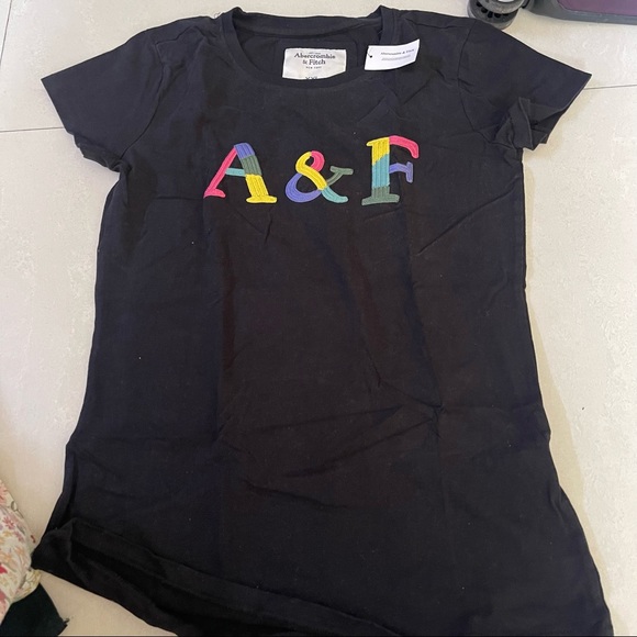 Abercrombie & Fitch Tops - Abercrombie T shirt will fit size small to medium